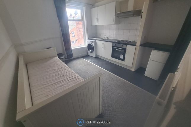 Flat, Bromwich St, Bolton photo 2