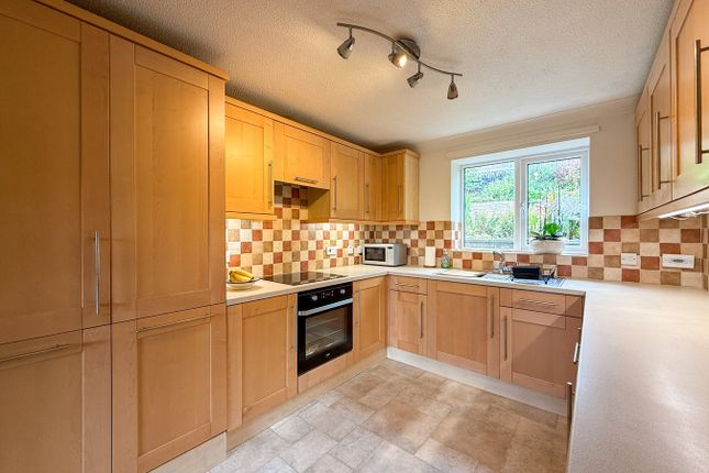 12, Summerfield Grove, Huddersfield photo 2