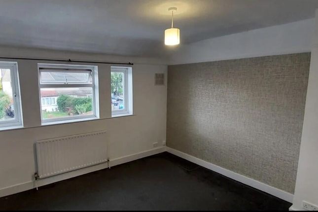 43, The Alders, Feltham photo 5