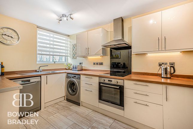 71 Kielder Close, Hainault photo 4