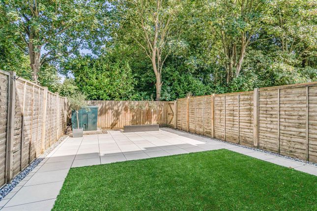 4B, Pilgrim Court, Kennett photo 4