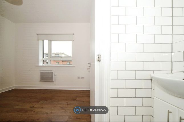 Flat, Highfield Close, London photo 5