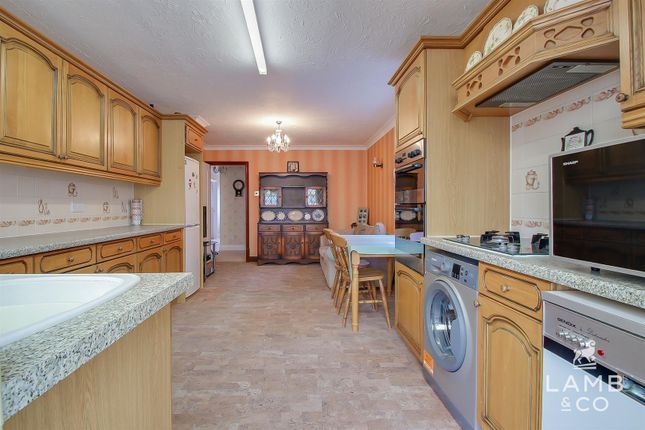 33, Bockings Grove, Clacton-On-Sea photo 4