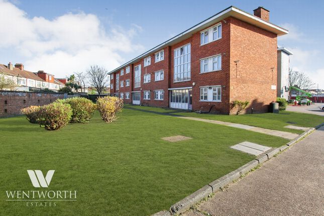 Studio flat on Mount Pleasant, Ilford, £190,000