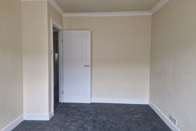 24, Heathcote Grove, Chingford photo 4