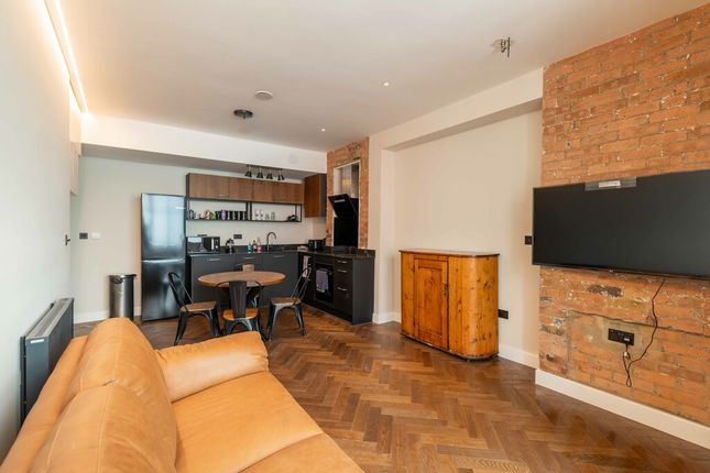 Flat to rent in Dawes Road, Fulham
