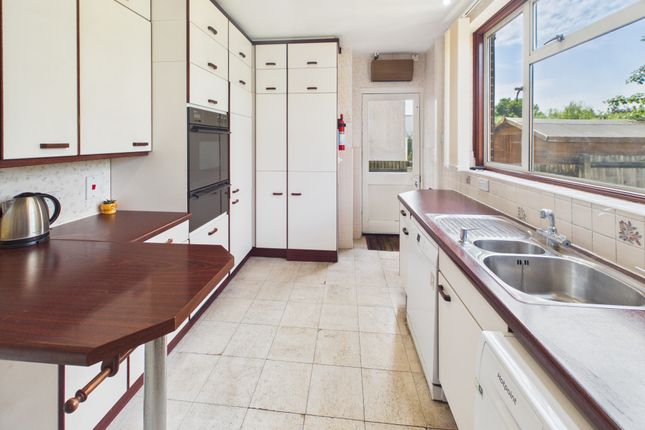 38, Church Crescent, London photo 4
