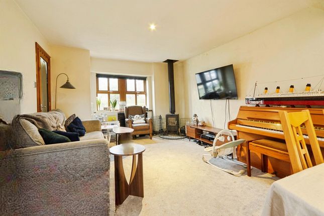 2 Hollin Hall Farm, Long Causeway, Bradford photo 4
