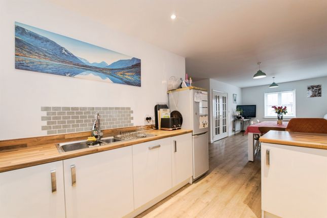 51, Cloakham Drive, Axminster photo 3