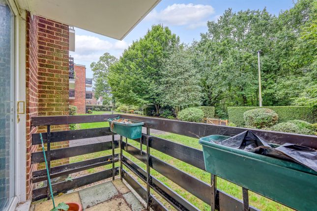 10, Parkmore Close, Woodford Green photo 4