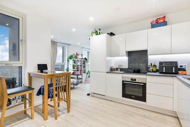 Flat 127 Falconbrook Gardens 17, Silvertown Way, London photo 4