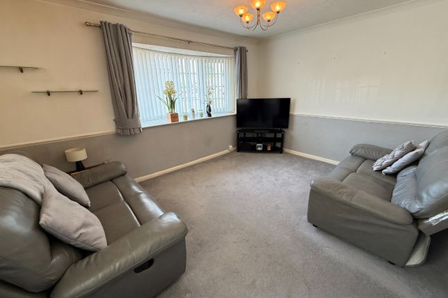 8 Roman Gardens, Houghton Regis, Bedfordshire photo 2