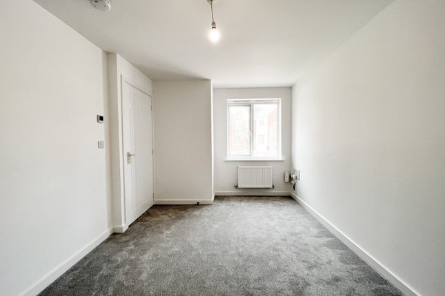 4, Hickson Avenue, Northampton photo 3