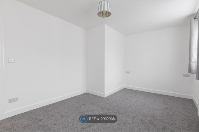 Ferndown, Pound Hill, Crawley photo 3