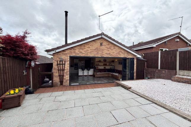 27, Nuthatch Drive, Brierley Hill photo 2