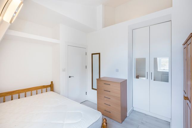 1 bed flat to rent in Warwick Road, Kensington, London SW5