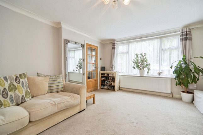 2, Fearnville Drive, Leeds photo 2