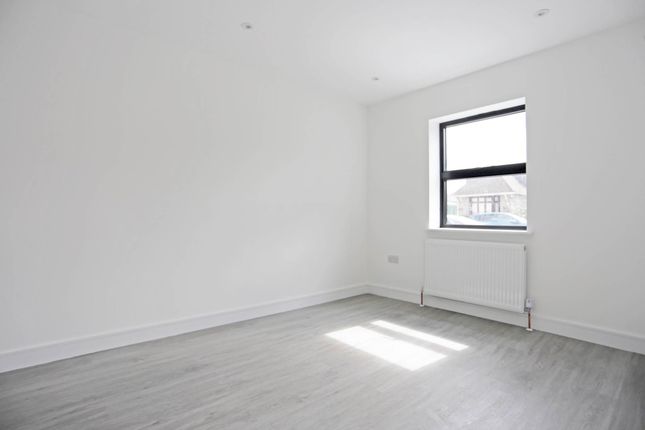 12b, Edmund Road, Rainham photo 5
