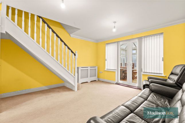 2, Willow Tree Close, Romford photo 3