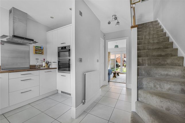 34, Jopling Road, Woking photo 4