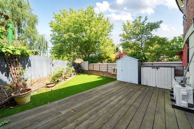 112, Plover Way, London photo 4