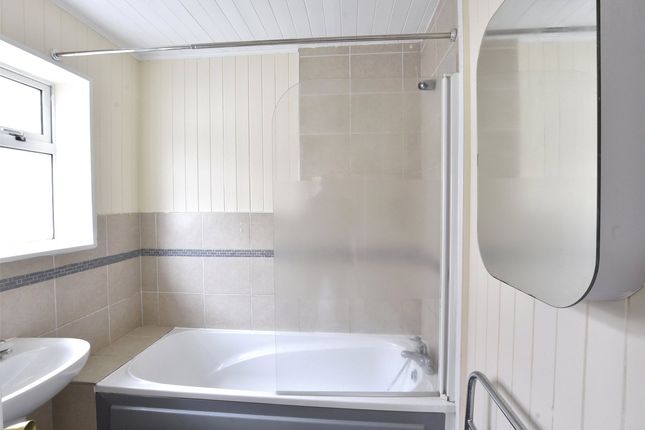 28, Oakwood Road, Surrey photo 3