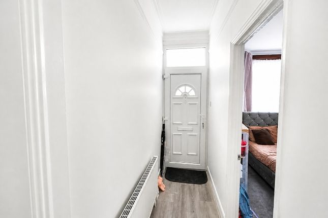 4 Clacton Road, LONDON photo 4