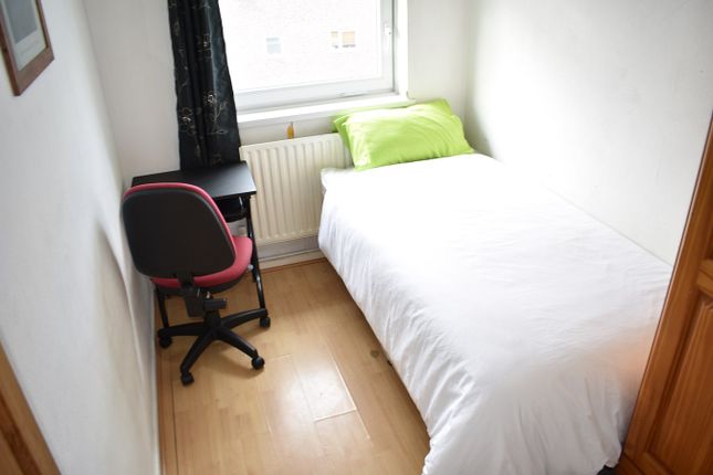 Room to rent in White Horse Lane, Stepney Green, London