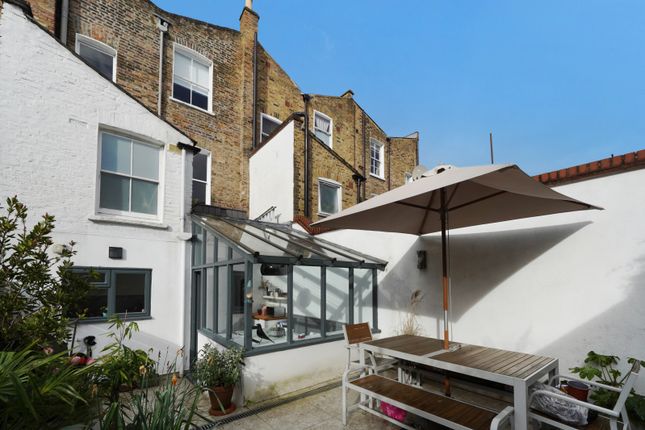 Terraced house to rent in Cornwallis Road, Holloway