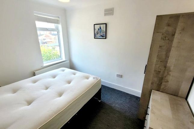 Room 2, 10, St. Saviours Road, Coalville photo 3