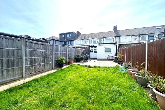 Terraced house to rent in Bourne Avenue, Hayes
