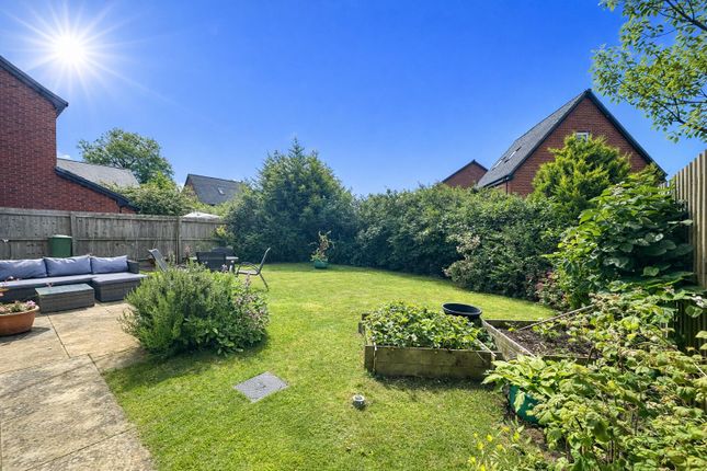 15, Oaks Close, Aston photo 3