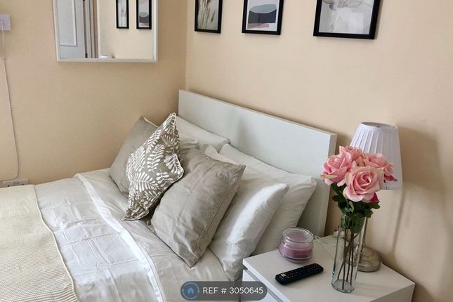 Flat, Oaklands Road, London photo 3