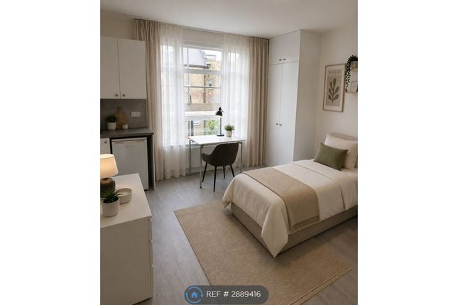 Studio flat on Warwick Road, London, £2,200/mo