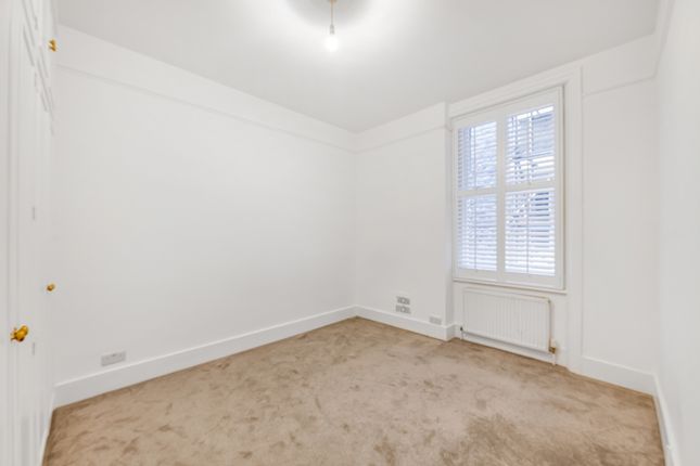Flat to rent in Fulham Road, London