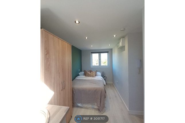 Studio flat on Keats Way, West Drayton, £1,000/mo