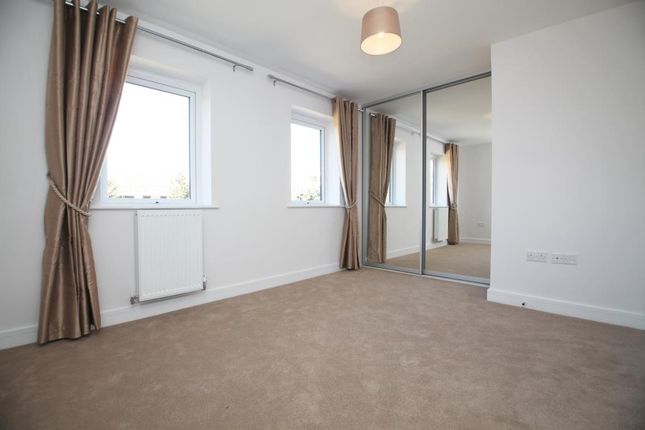 Terraced house to rent in Greenham Avenue, Reading, Berkshire