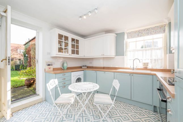 Flat 2 De L`Angle House, The Green, Canterbury photo 4