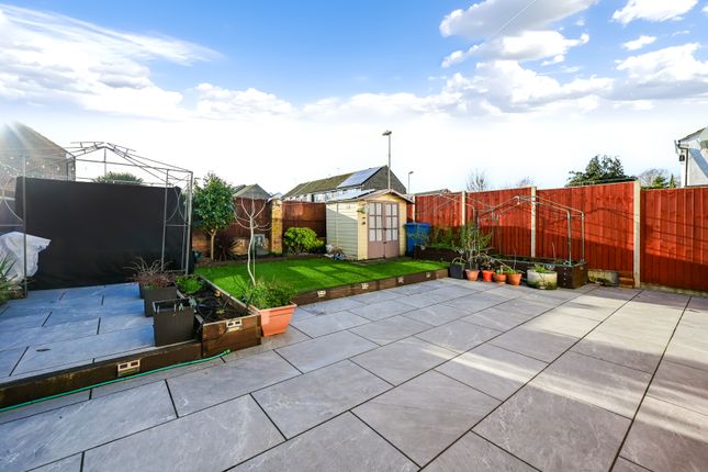 4, Shelley Walk, Yateley photo 5