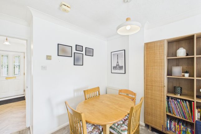 17, Gray Place, Ottershaw photo 4
