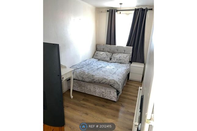 Room to rent in Lensbury Way, London
