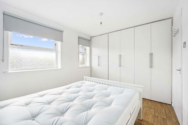 Molyneux Drive, London photo 3