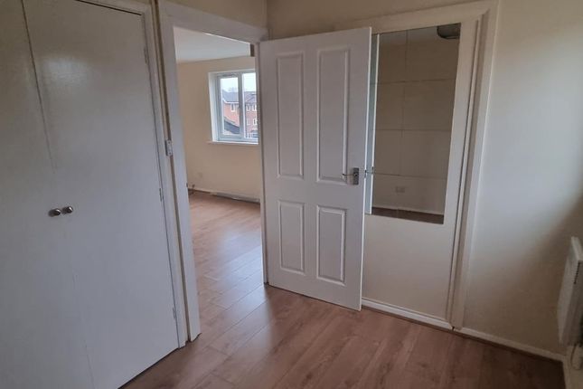 Flat to rent in Chaffinch Close, Edmonton