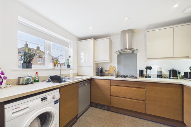 6, Pecketts Gate, Chichester photo 4