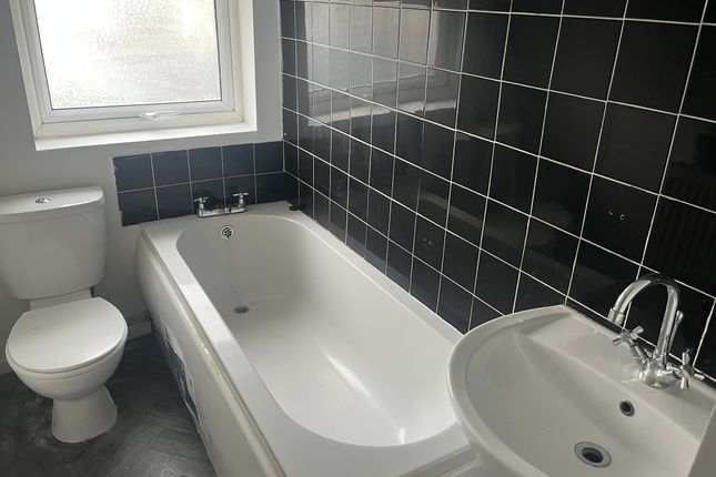 10, Willow Lane, Featherstone photo 4