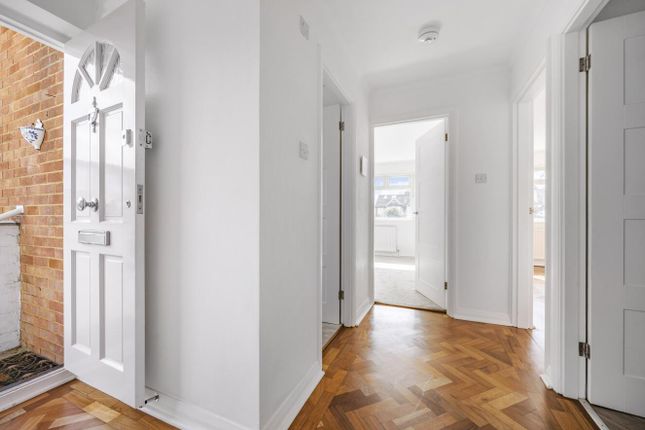 Maisonette to rent in High Road, London