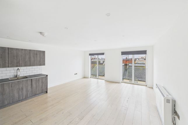 Cam03519G0-Pr0416-Still001