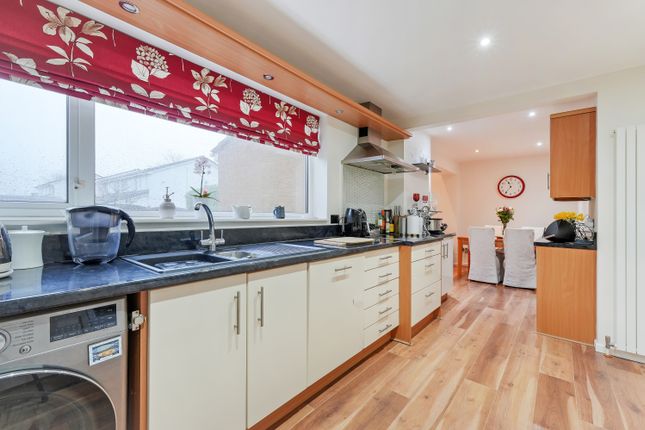 4, Beeston Close, Dronfield photo 3