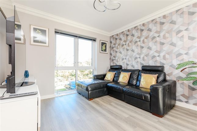 Fairlawn Crescent, Greenhithe photo 3
