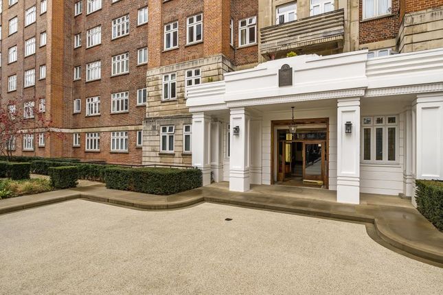 Flat for sale in St Johns Wood, London